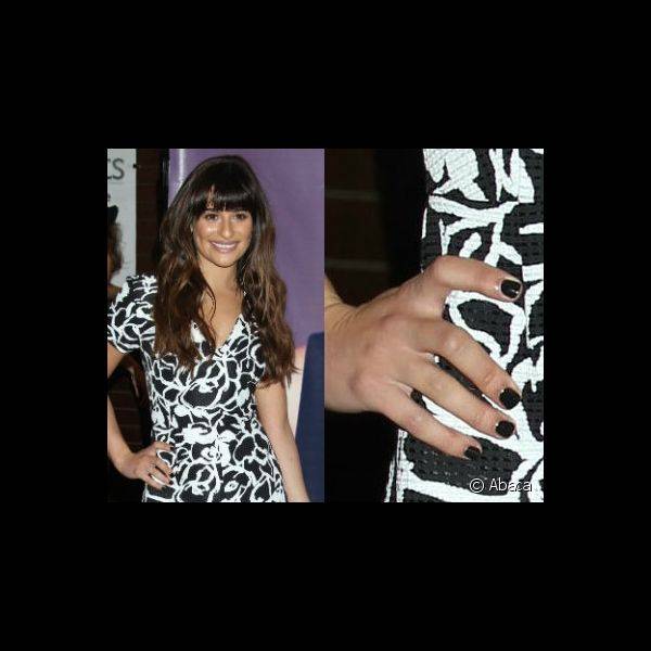 Lea Michele combinou suas unhas pretas com o vestido preto e branco para divulgar seu CD, 